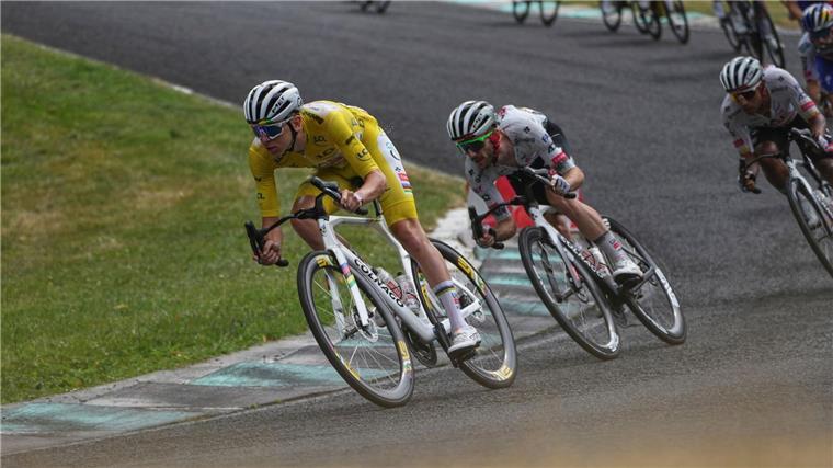 Der Schnellste trägt Gelb Bei der Tour de France trägt der Führende der Gesamtwertung das Gelbe Trikot.