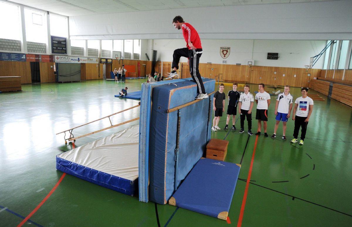 Tolle Sprünge auf der Matte in Sittensen Bei der Trendsportart Parcour ist eine gute Körperbeherrschung  von Vorteil.