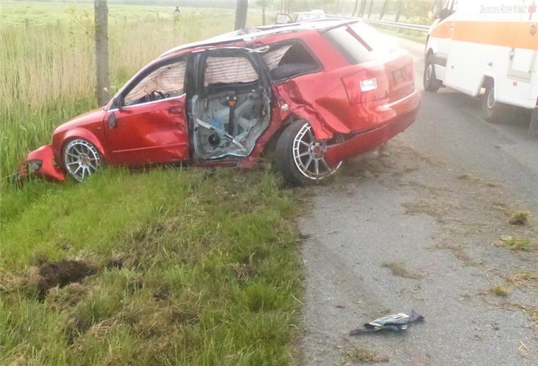 Verunfallter roter Pkw