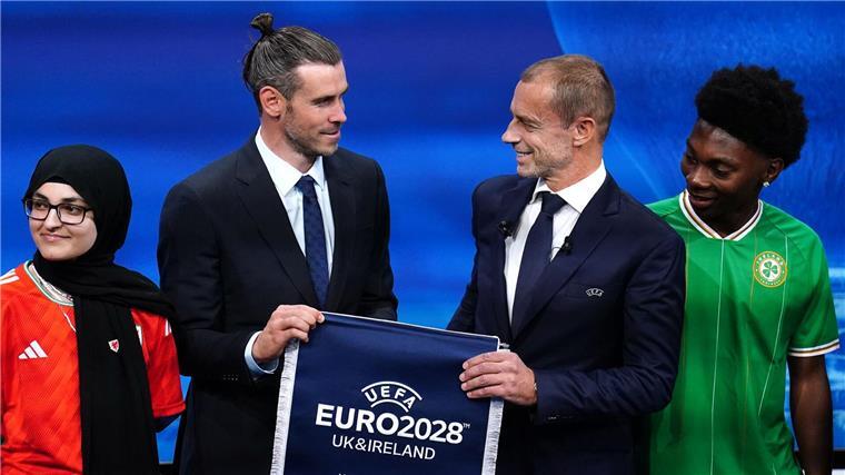 Nordirland enttäuscht über drohendes EM-Aus 2028 Bei der Vergabe der EM 2028 freuten sich der Waliser Gareth Bale (l) und UEFA-Präsident Aleksander Ceferin auf ein Turnier mit fünf Ausrichtern - nun wackelt Nordirland.