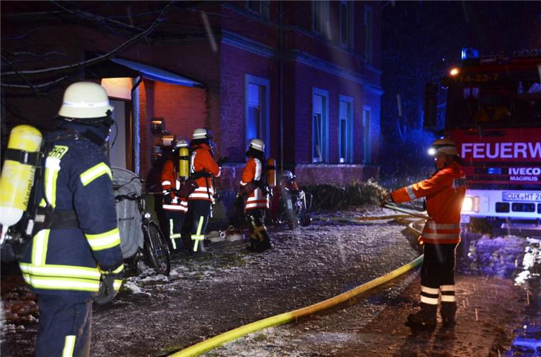 Großeinsatz in Althemmoor: Verpuffung in Mehrfamilienhaus Bei der Verpuffung einer Heizungsanlage in Althemmoor wurde eine Person verletzt. Sie wurde von den Einsatzkräften ins Krankenhaus nach Stade gefahren.