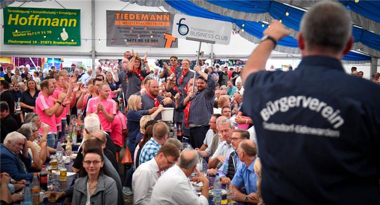 Schweinemarkt in Dedesdorf: 11.000 Euro für die Sau Bei der Versteigerung der Plastik-Sau ging's richtig ab in Dedesdorf.