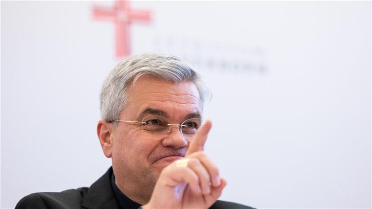Neuer Paderborner Erzbischof ruft zum Dialog mit Rom auf Bei der Vorstellung des neu ernannten Erzbischofs von Paderborn spricht Udo Markus Bentz bei der Pressekonferenz.