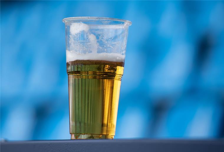 Katar: Rund um WM-Stadien soll es nun auch kein Bier mehr geben Bier im Plastikbecher