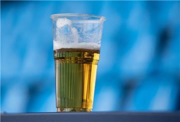 Bier im Plastikbecher