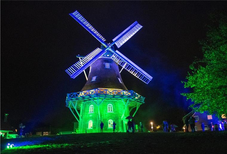 Wurster Küste wird in neues Licht gerückt Bei der Wurster Lichtwoche 2019 wurde die Midlumer Mühle in ein anderes Licht getaucht.