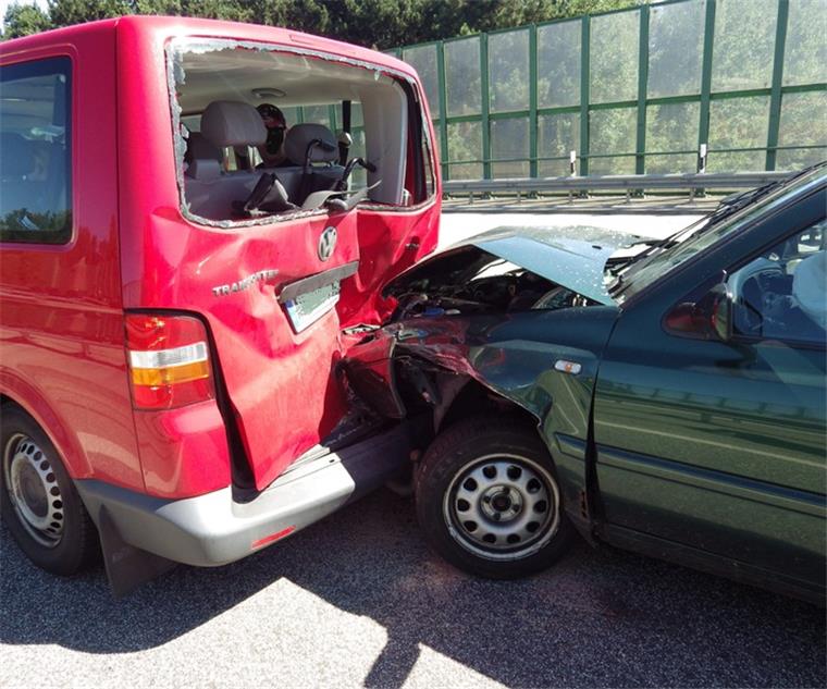 Unfall auf A27: Bremsmanöver löst Kettenreaktion aus Bei dichtem Verkehr bremste eine 47-jährige Fahrerin zu spät und krachte mit ihrem Auto in das Heck eines VW-Busses. Die Frau wurde leicht verletzt.