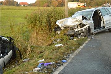 Bei diesem Frontalzusammenstoß zweier Autos kam ein Jugendlicher ums Leben, außerdem wurden mehrere Personen schwer verletzt.