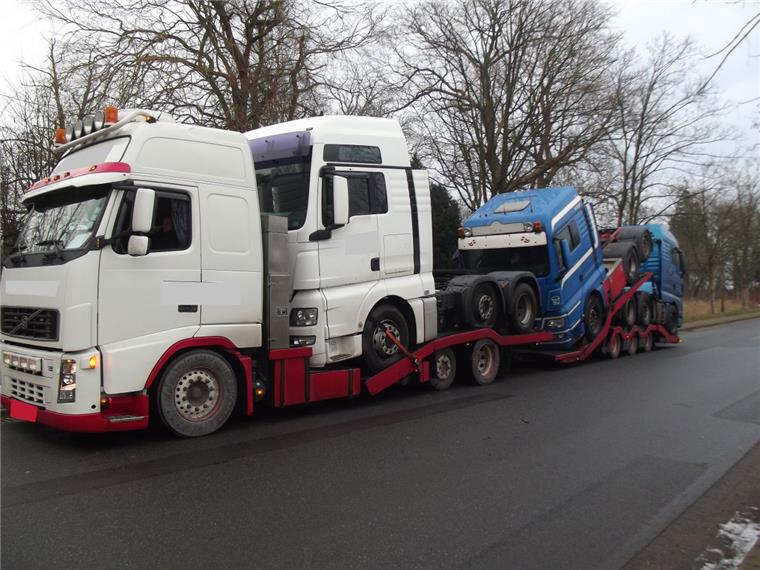 Bei diesem Lkw ist so ziemlich alles kaputt, was kaputt sein kann - trotzdem fuhr er auf der A27.