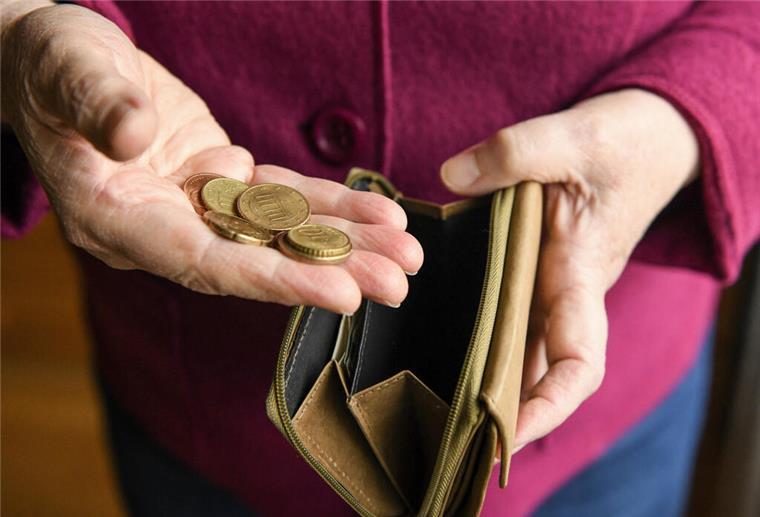 56 Prozent Preissteigerung! So werden Kunden bei einem beliebten Kaffee-Produkt getäuscht Eine ältere Frau hält eine leere Geldbörse und einige Münzen in den Händen