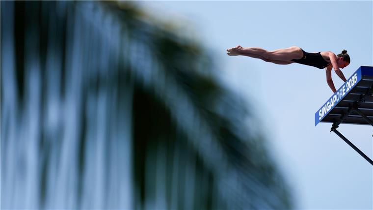Bei diesem Sprung startet Klippenspringerin Iris Schmidbauer aus dem Handstand.