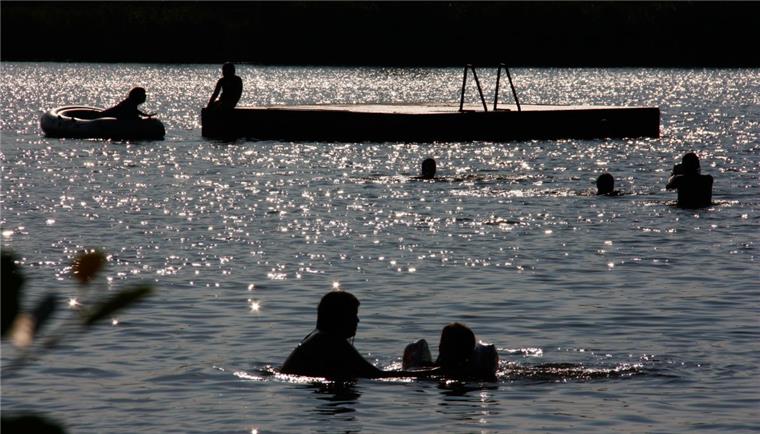 Abkühlung bei der Hitzewelle: Im Cuxland ist das Baden sicher Bei diesen Temperaturen ist ein Sprung ins kühle Nass verlockend.