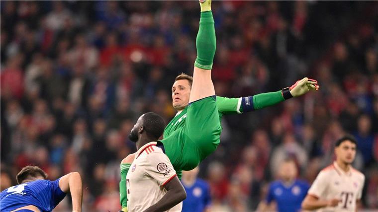 Bayern hofft auf Neuer im Bundesliga-Topspiel Bei dieser Rettungstat gegen Zagreb verletzte sich Manuel Neuer.
