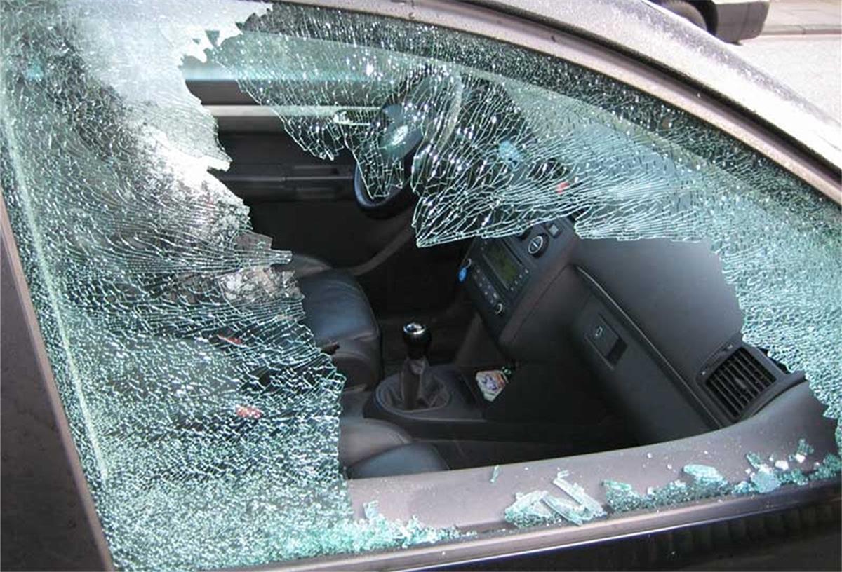 Bei drei ausgestellten Gebrauchtfahrzeugen wurden die Scheiben eingeschlagen.