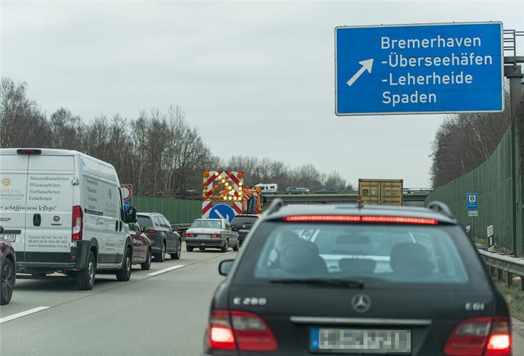 Unfall-Hotspot A27: Elf Verletzte, darunter vier Kinder Autos stehen im Stau auf der Autobahn A27.