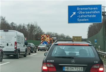 Autos stehen im Stau auf der Autobahn A27.