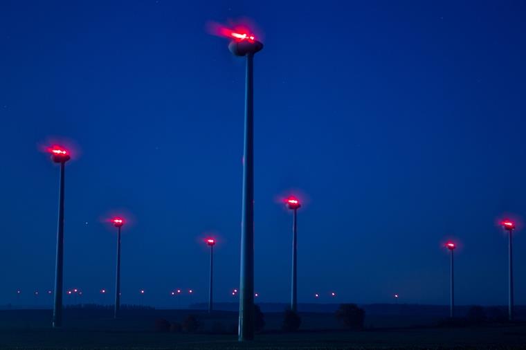 Byhusen: Bürger hoffen auf Transponder statt Radarturm Bei Dunkelheit durchgehend beleuchtete Windkraftanlagen sind vielen Menschen ein Dorn im Auge. Abhilfe soll die bedarfsgerefchte Nachtkennzeichnung schaffen, bei der die Lichter nur eingeschaltet sind, wenn sich tief fliegende Flugzeuge oder Hubschrauber nähern. In Byhusen, wo kein Windrad steht, soll nach bisheriger Planung ein Radarturm zum Erkennen solcher Flugobjekte entstehen.
