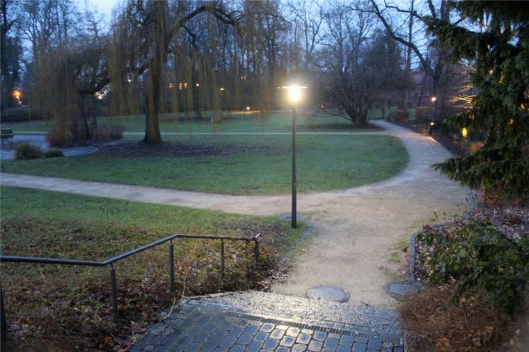 Zeven: Rundgang im Dunkeln ohne Gruselfaktor Bei einem Abendspaziergang durch Zeven fiel den Teilnehmern auf, dass im Stadtpark diverse Laternen beschädigt sind. Ein erhöhtes Gefahrenpotenzial sahen sie dort hingegen nicht.