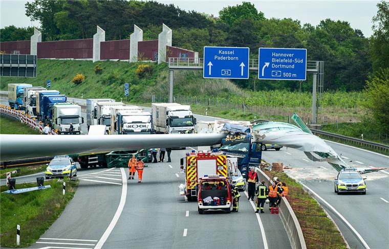 Zusammengefasst! Das war der Dienstag im nord24-Land Bei einem Auffahrunfall auf der A33 bei Bielefeld ist am Dienstag ein Windradflügel von einem Schwertransporter gerutscht und hat für massive Verkehrsbehinderungen gesorgt.