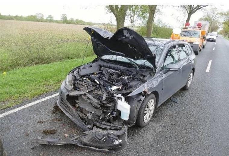Unfall auf der L116 durch Überholmanöver: Bremerhavenerin schwer verletzt Auto Kaputt Motorhaube Motor