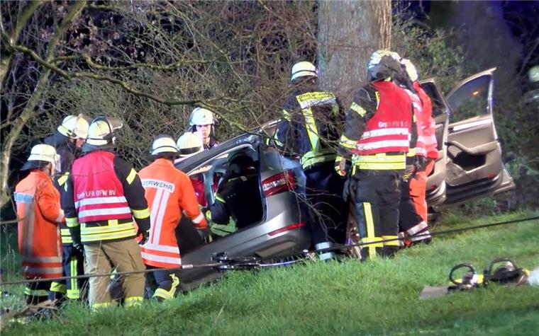 Diepholz: Autofahrer (22) kracht frontal gegen Baum Bei einem Autounfall in der Nähe von Schwarme (Kreis Diepholz) ist ein Mann schwer verletzt worden.