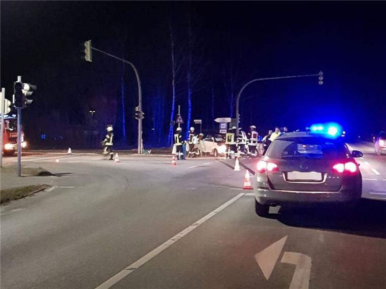 Schwerer Unfall in Schiffdorf: Zwei Verletzte im Krankenhaus Bei einem Autounfall in Schiffdorf wurden am Sonnabendabend zwei Personen verletzt.