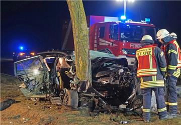 Bei einem Autounfall in Syke sind drei Männer gestorben, drei wurden schwer verletzt. 