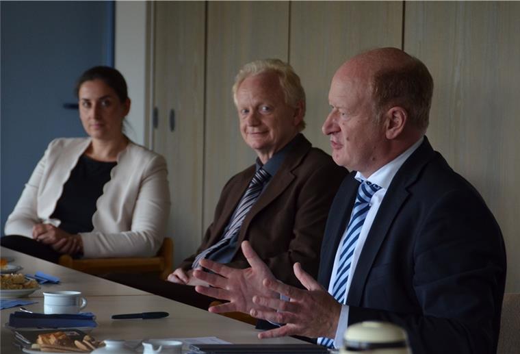 Bei einem Besuch in Zeven sprach Niedersachsens Finanzminister Reinhold Hilbers (rechts, CDU) über aktuelle Herausforderungen der Finanzverwaltung. Zu seinen Gesprächspartnern gehörte Siegbert Robben (Mitte), Vorsteher des Zevener Finanzamtes.