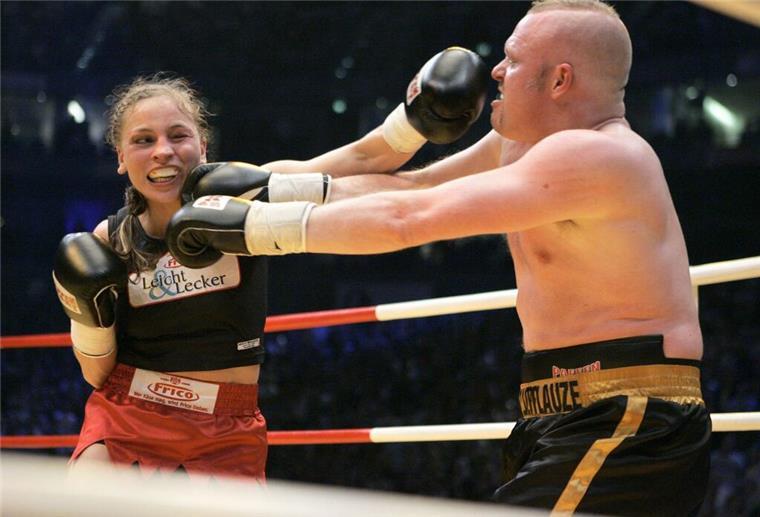Stefan Raab vs. Regina Halmich: Was erwartet uns beim Promi-Boxkampf des Jahres? Bei einem Box-Kampf standen sich einst der Moderator Stefan Raab (r) und die Boxweltmeisterin Regina Halmich in der KölnArena im Ring gegenüber. RTL überträgt am 14.09.2024 im Rahmen der Sendung «Der Clark Final Fight» den neuen Schau-Boxkampf der beiden live aus Düsseldorf.