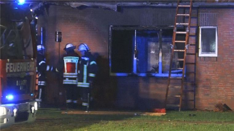 120 Rettungskräfte bei tödlichem Brand in Stollhamm im Einsatz Bei einem Brand im Pflegeheim Haus Christa in Stollhamm sind in der Nacht zu Montag zwei Menschen gestorben.