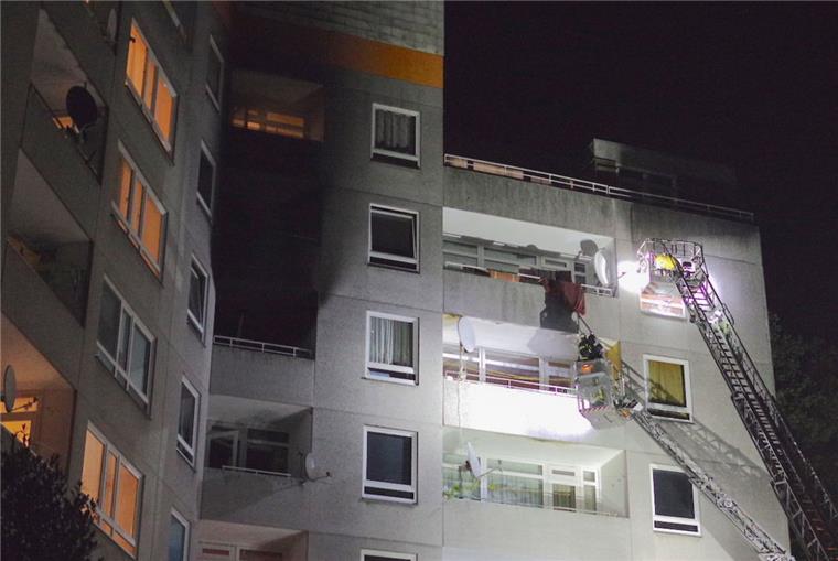 Fünf Verletzte nach Feuer in Delmenhorst Bei einem Brand in einem Mehrfamilienhaus in Delmenhorst haben ein achtjähriges Kind und zwei Jugendliche Rauchgasvergiftungen erlitten.