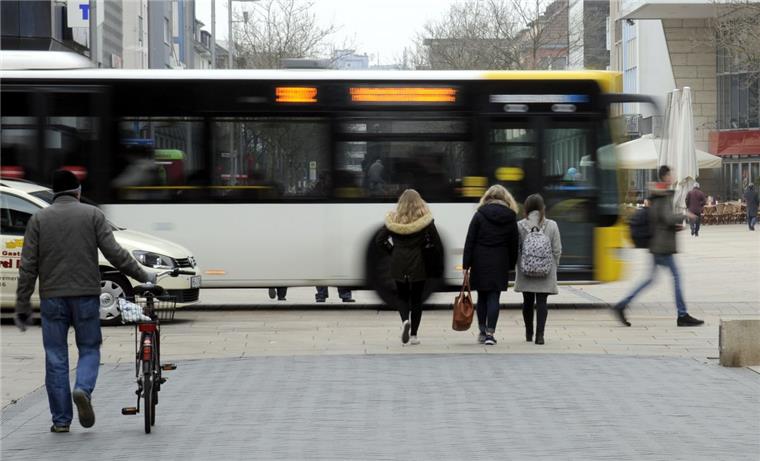 Bei einem Bremsmanöver in der Georgstraße sind Fahrgäste verletzt worden.