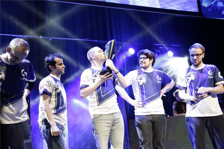 Rodenkircher macht Karriere als E-Sportler Bei einem E-Sport-Turnier in Frankreich hat Dennis Schneider (mit Pokal) mit seinem ehemaligen Team mYinsanity den ersten Platz belegt.