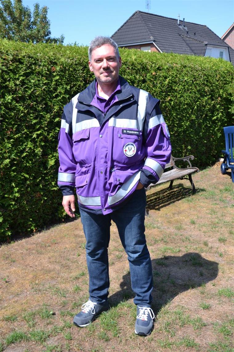 Zeven: Er versorgt bei einer Krise die Seele der Betroffenen Bei einem Einsatz trägt Gorden Waldmann aus Zeven diese lilafarbene Jacke. Sie signalisiert Betroffenen und Einsatzkräften, dass es sich hierbei um einen Kriseninterventionshelfer handelt.