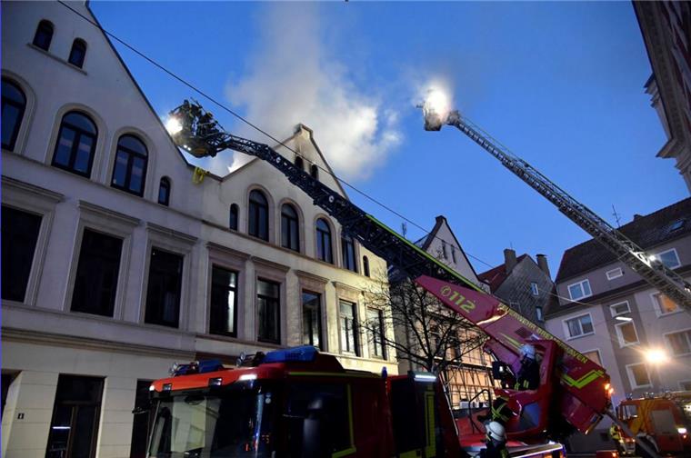 Bei einem Feuer in der Adolfstraße hat am Montag eine Wohnung und der Dachstuhl gebrannt. 