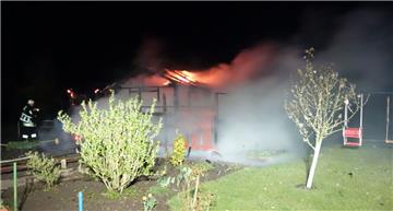 Bei einem Feuer ist ein Gartenhäuschen in Leherheide komplett abgebrannt. 