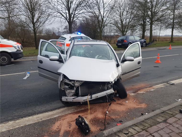 Frontalcrash in Bremerhaven: Vier Verletzte kommen ins Krankenhaus Bei einem Frontalcrash an der Stadtgrenze von Bremerhaven hat es am Donnerstag vier Verletzte gegeben.