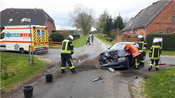 Bei einem Frontalzusammenstoß zwischen einem Traktor und einem Auto am Samstag in Krempel (Geestland) ist der Fahrer des Autos verletzt worden. 