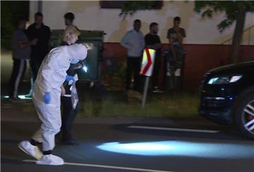 Polizisten suchen nach Spuren am Tatort. 