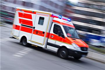 Bei einem glättebedingten Unfall auf der B71 ist bei Uelzen eine Frau ums Leben gekommen.