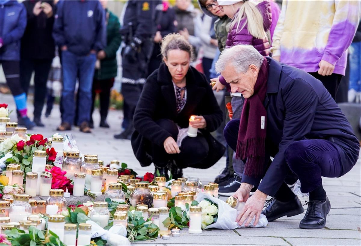 Bluttat in Norwegen: Frau aus Deutschland unter den Toten Der Ministerpräsident von Norwegen nach dem Attentat in Kongsberg.