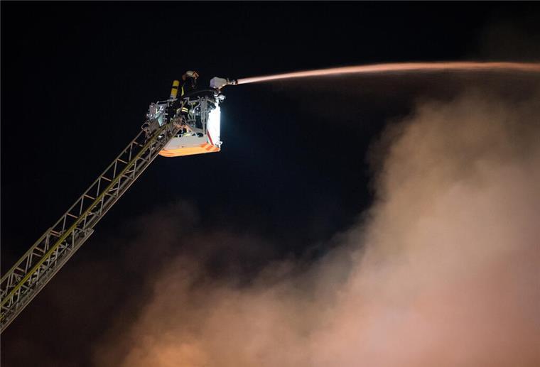 Lagerhalle durch Feuer komplett zerstört - Millionenschaden Die Feuerwehr löscht den Brand eines Schaumstoffbetriebes am 07.09.2017 in Löhne-Gohfeld (Nordrhein-Westfalen). Eine Lagerhalle mit Betten und Küchen ist im nordrhein-westfälischen Löhne in Flammen aufgegangen. Wie die Feuerwehr in der Nacht auf Donnerstag mitteilte, brannte es auf einer Fläche von 5000 Quadratmetern. Nach ersten Erkenntnissen wurde niemand verletzt. Foto: Friso Gentsch/dpa ++ +++ dpa-Bildfunk +++