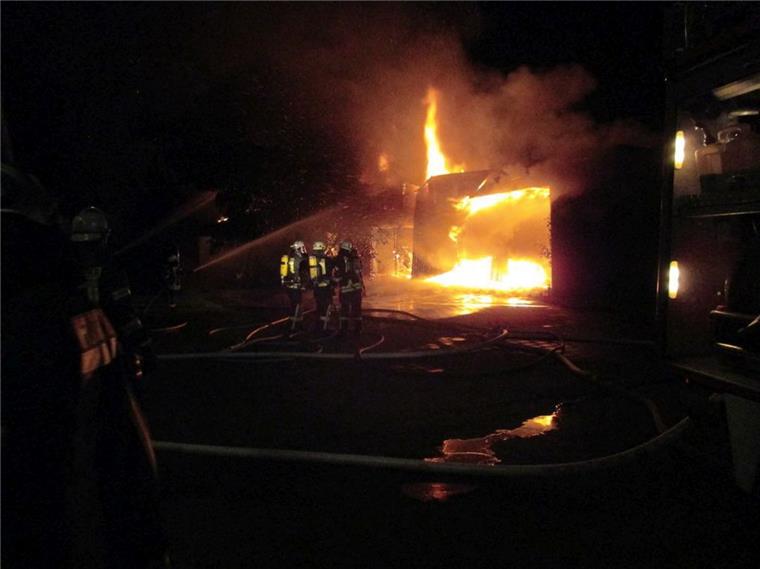 Scheune brennt in Steddorf ab: Gasflasche explodiert Bei einem Großfeuer in Steddorf ist eine Scheune bis auf die Grundmauern niedergebrannt.