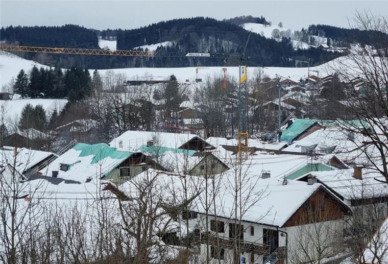Versicherungen fürchten wachsende Zerstörungsgewalt von Hagel Bei einem Hagelsturm wurden mehrere Dächer in Bad Bayersoien beschädigt.