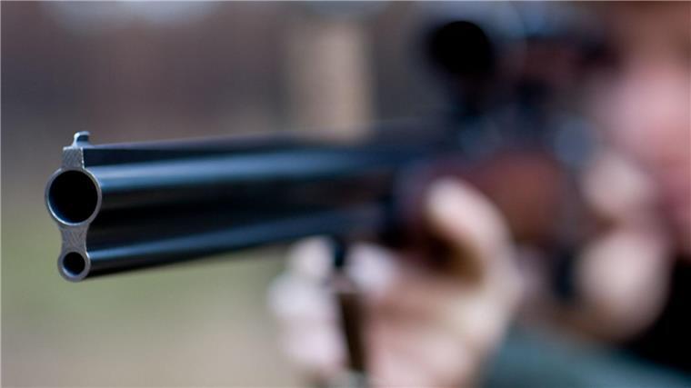 Kugel von entferntem Hochsitz trifft Jäger tödlich Bei einem Jagdunfall in Mecklenburg-Vorpommern ist ein 48-Jähriger ums Leben gekommen. (Symbolbild)