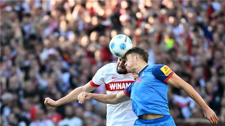 VfB auch in der Liga wieder auf Kurs - 2:1 gegen Kiel Bei einem Kieler Angriff wird Benedikt Pichler (r.) von Stuttgarts Abwehrchef Jeff Chabot geblockt.