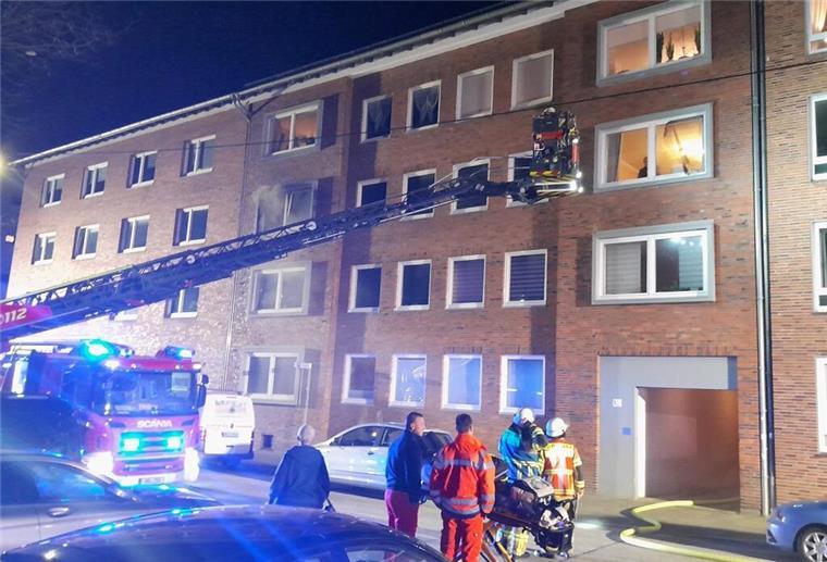 Eine Person bei Brand in Bremerhavener Haus verletzt - Wohnungen unbewohnbar Bei einem Küchenbrand in Bremerhaven wurde eine Person verletzt.