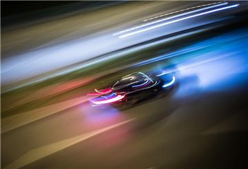 Auto fährt auf der Straße