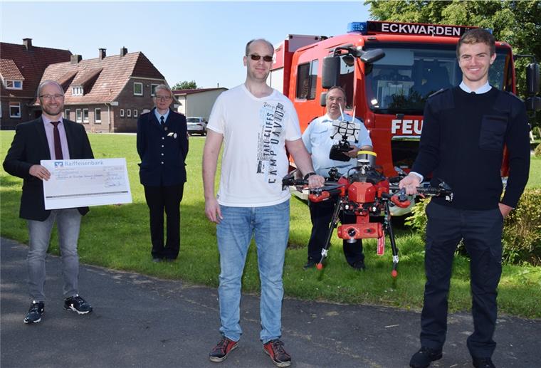 Traum geplatzt: Eckwarder Feuerwehr bekommt nun doch keine Drohne Bei einem Pressetermin im Juni war die Eckwarder Wehr noch optimistisch gewesen, das ehrgeizige Projekt umsetzen zu können. Nun ist der Traum von einer eigenen Drohnen-Staffel geplatzt.