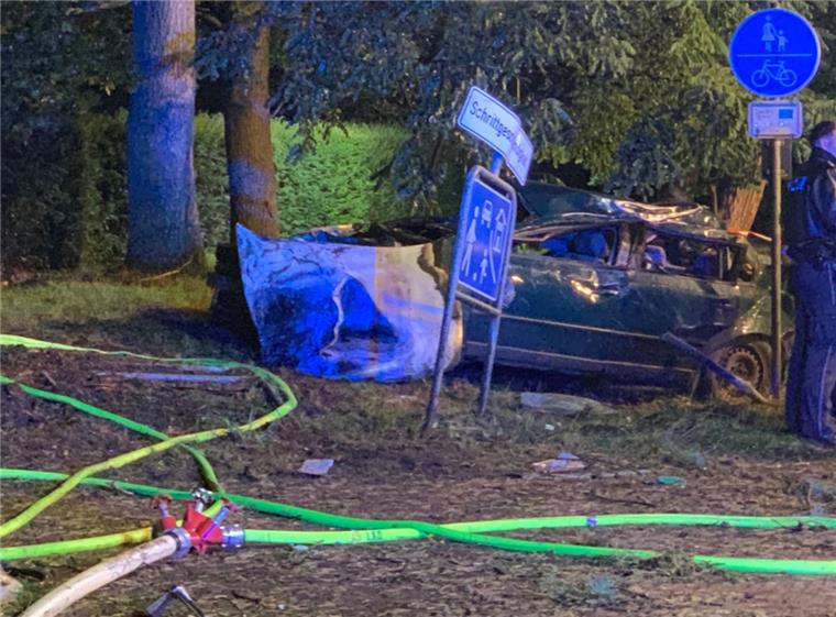 Dötlingen: Auto kracht gegen Baum - Zwei Tote (19, 20) Bei einem schweren Autounfall im Landkreis Oldenburg sind in der Nacht zu Montag zwei Menschen tödlich verunglückt.